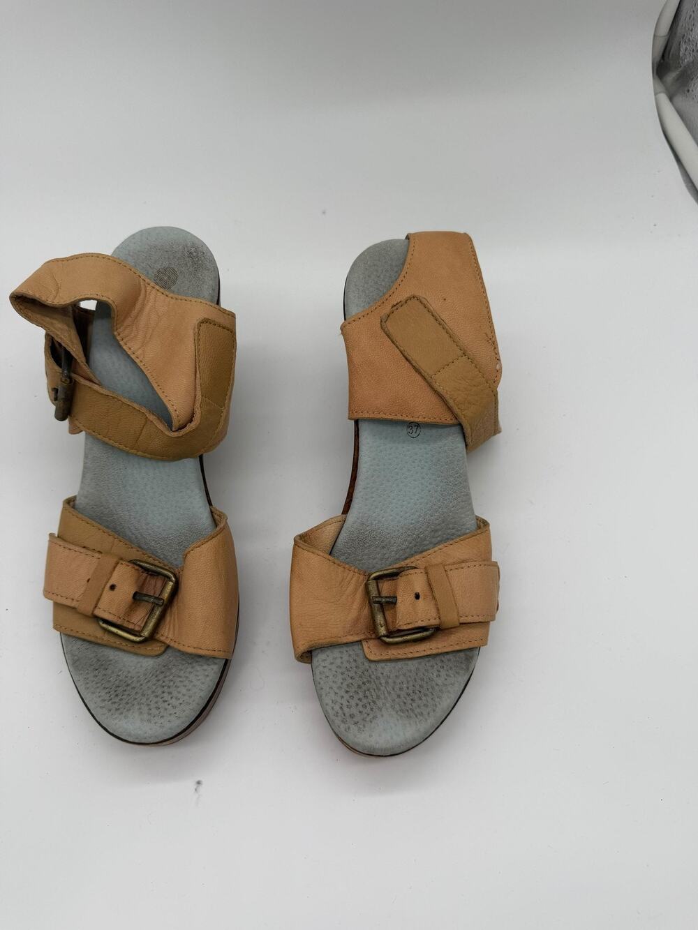 Eric Michael Shoes Womens Size 6.5 EU 37 Beige Leather Block Heel Sandals Buckle